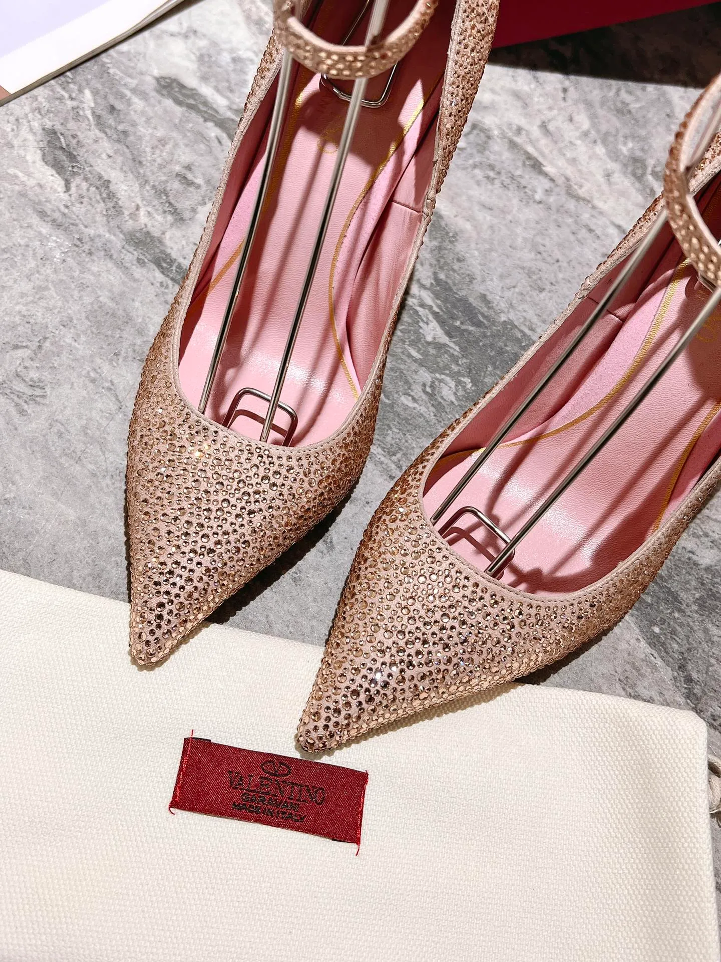👟👟Ex-factory price 500👟👟 Genuine leather sole +40 Top version 𝑉𝐴𝐿𝐸𝑁𝑇𝐼𝑁𝑂 Valentino new spring and summer women's 6⃣️color "Czech Diamond💎" full diamond shoes The unique [V’s handcrafted diamond production] brings out a full sense of high-end, and the new season will live up to expectations! Worth buying★Absolutely high-grade❥Original method, Absolutely sensual❥Elegant style, creating a different feeling, simple and elegant style!  Code number: 35-41 (34-42 customized, non-returnable) Lining: Sheepskin lining Heel height: 10cm Leather outsole Rubber outsole